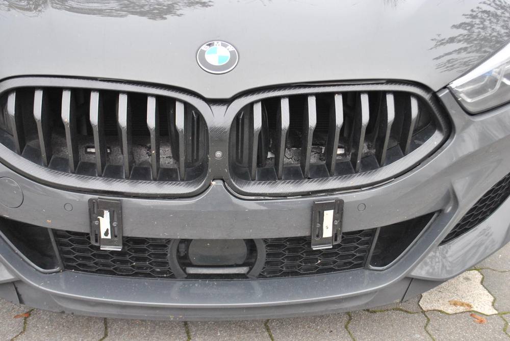 Beschädigte Frontpartie eines BMW
