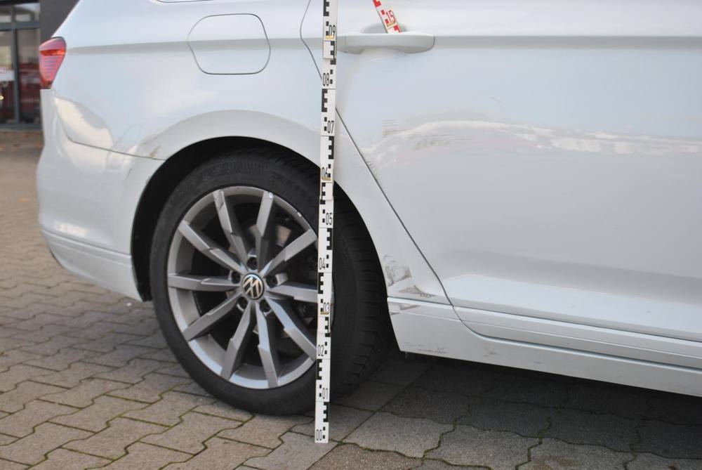 Streifschaden entlang der Fahrzeugseite mit Messlatte